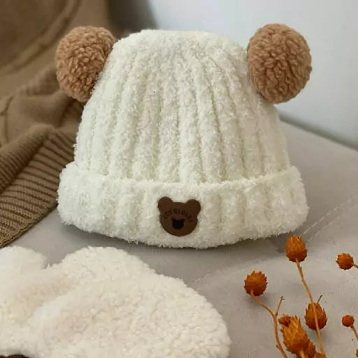 Children's knitted hat with pom poms. -S