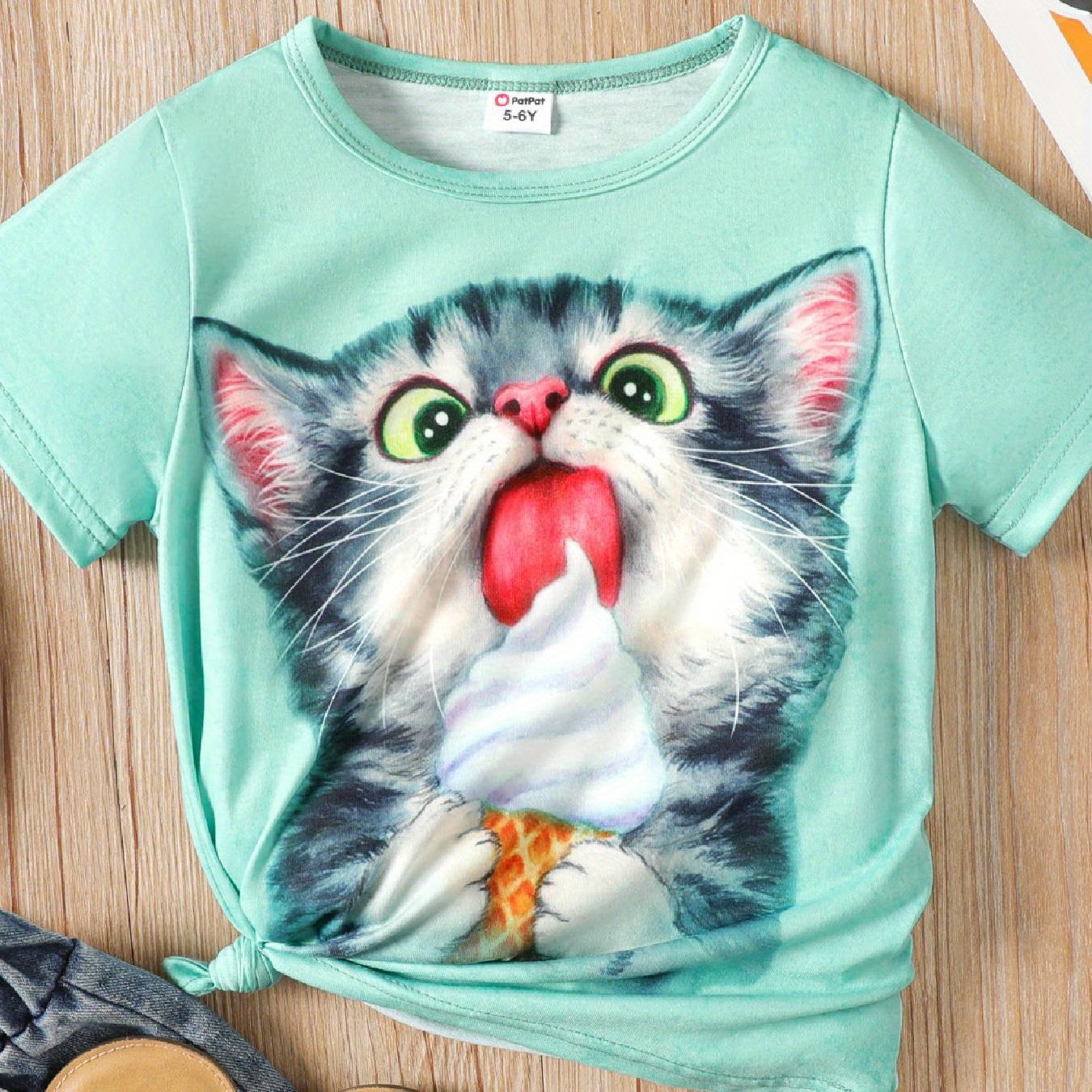 Short sleeve t-shirt with a cute cat print